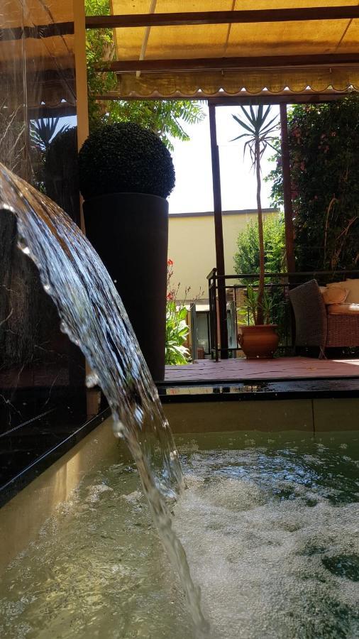 La Casa Con Piscina Riscaldata Interna Anna Luxury Garden Apartment Пиза Екстериор снимка